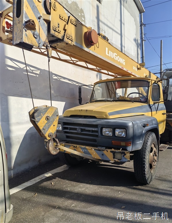 八吨柳工吊车三万五千元